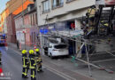 D: Auto kracht in Oberhausen in rund 3 m hohes Baugerüst