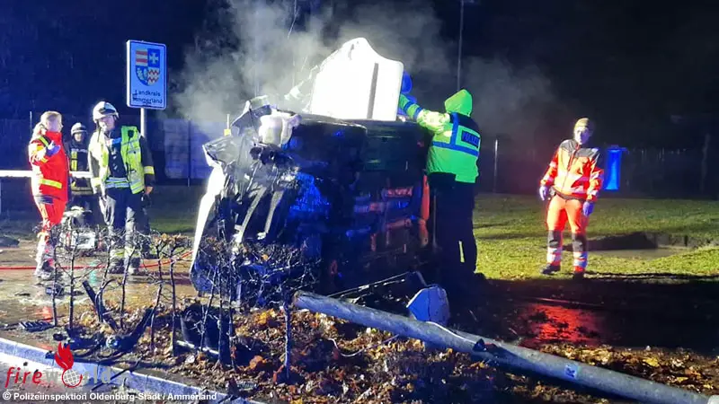 D-Lenker-nach-Pkw-Kollision-mit-Holzpfosten-und-Ampel-eingeklemmt