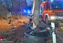 D: Pkw bei Anprall an Baum bei Vierhöfen aufgerissen