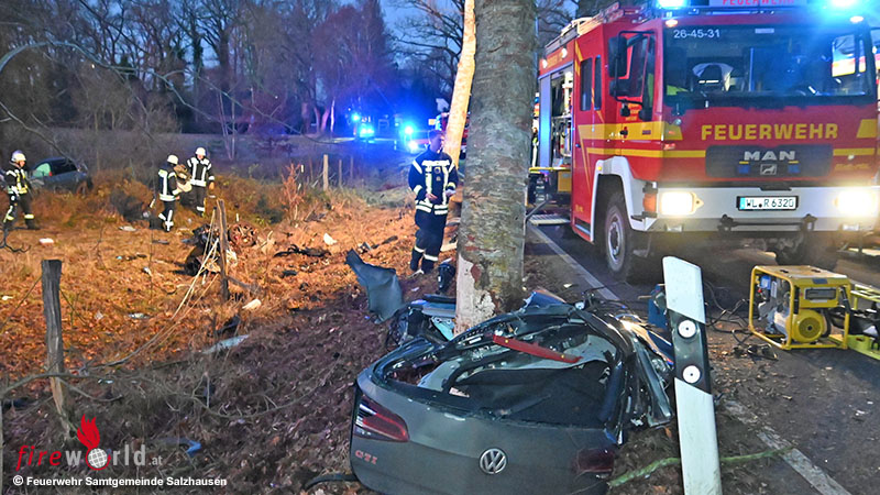 d-pkw-bei-anprall-an-baum-bei-vierh-fen-aufgerissen