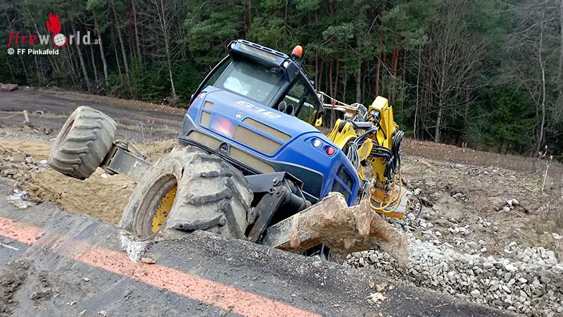 Bgld-Radbagger-bei-Hangsicherungsarbeiten-auf-der-A2-abgest-rzt
