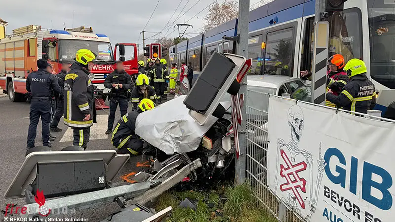 N-Pkw-prallt-auf-Bahn-bergang-gegen-WLB-Badner-Bahn