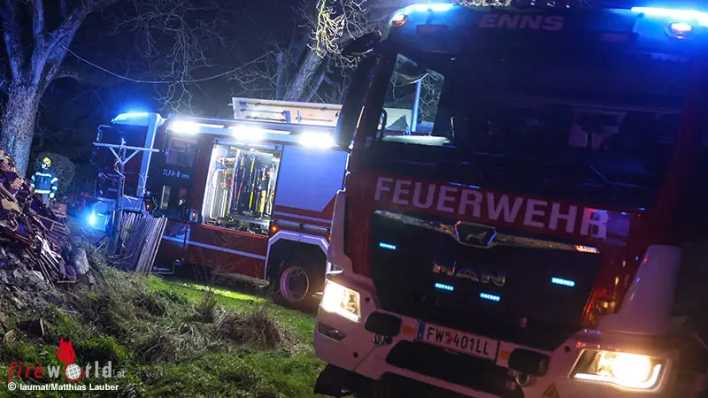 O-Zwei-Feuerwehren-bei-Brand-im-Heizraum-eines-landwirtschaftlichen-Geb-udes-in-Enns-im-Einsatz