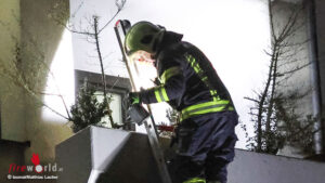 20251206_laumatat_998A0077 Oö: Brand eines Adventkranzes auf einem Balkon eines Mehrparteienwohnhauses in Wels