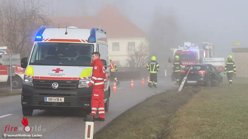 O-Pkw-nach-Unfall-in-Hofkirchen-an-der-Trattnach-in-Seitenlage