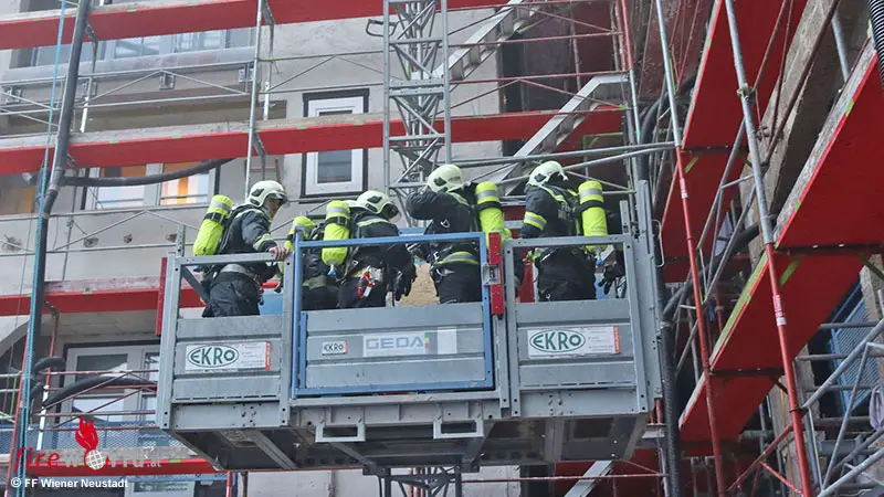 N-Mit-dem-Baustellenaufzug-zum-Feuer-am-Dach-in-Wiener-Neustadt-B4-Alarm