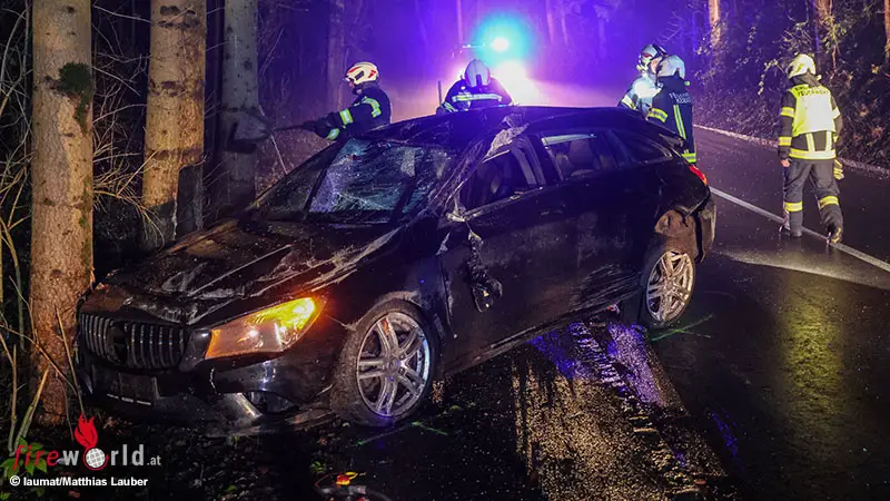 O-Auto-in-Kematen-am-Innbach-gegen-B-ume-gekracht-und-berschlagen