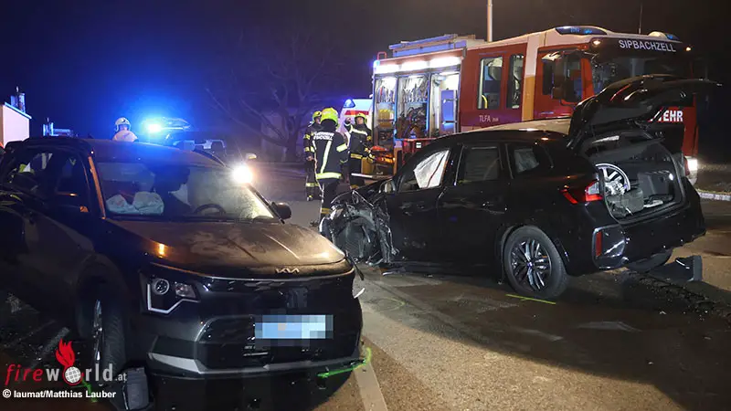 O-Vier-Verletzte-bei-Streifkollision-zwischen-zwei-Pkw-in-Sipbachzell