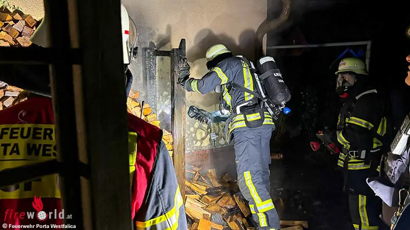 D-M-lltonnen-und-gestapeltes-Holz-am-Hl-Abend-in-Brand-geraten