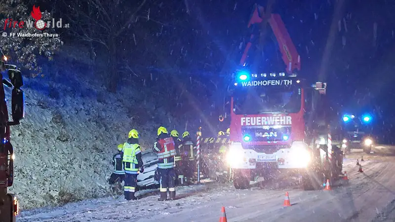N-Pkw-Lenker-auf-schneebedeckter-B-5-bei-Waidhofen-Thaya-verunfallt