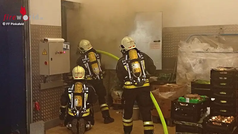 Bgld-Brand-der-Papierpresse-bei-Supermarkt-in-Pinkafeld