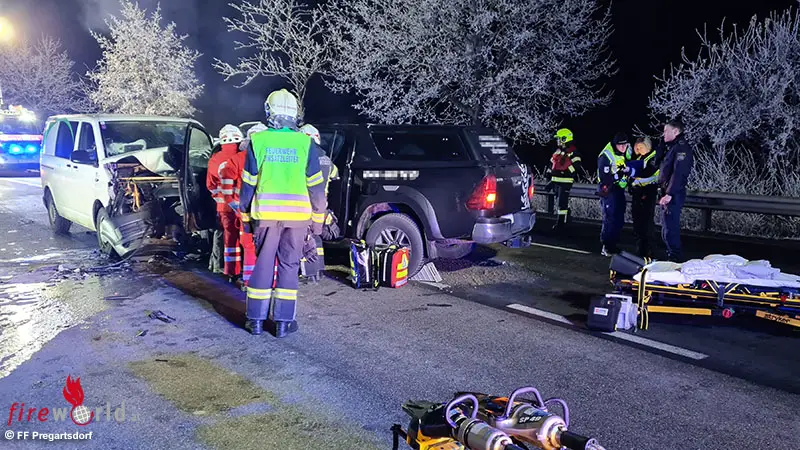 O-Zwei-Verletzte-bei-Kollision-Pickup-Kleinbus-bei-Pregarten