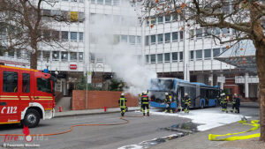 2025_12_16_Englschalkiner_Straße_1_presse Bayern: Linienbus brennt am Arabellapark in München