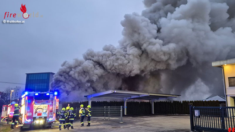 Ktn-Gro-einsatz-bei-Brand-einer-Werkhalle-in-Althofen-Cobra-schie-t-Acetylen-Gasflasche-auf