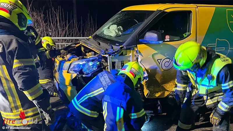 O-Eingeklemmte-Person-nach-Pkw-Unfall-in-Aurolzm-nster