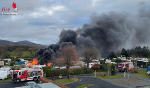 D: Zwei brennende Campingwagen sorgen fr starke Rauchentwicklung in Bad Honnef
