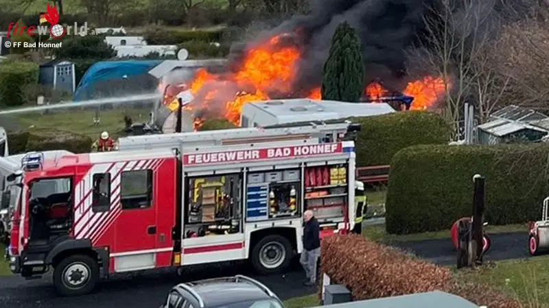 d-zwei-brennende-campingwagen-sorgen-f-r-starke-rauchentwicklung-in-bad-honnef