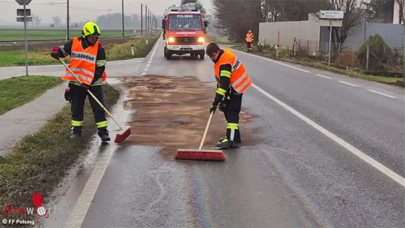 o-betriebsmittelaustritt-besch-ftigt-sechs-feuerwehren-in-den-bezirk-eferding-und-linz-land
