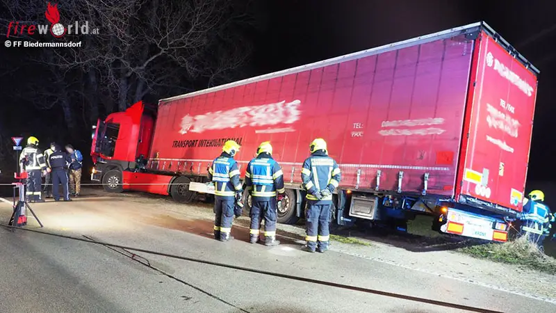 N-Sattelschlepper-sank-in-Erdreich-ein-und-drohte-umzukippen