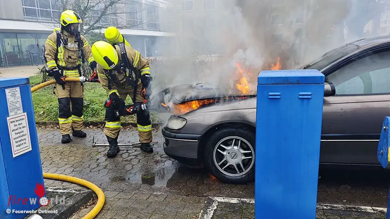 D-Opel-in-Detmold-brennt-im-Motorraum