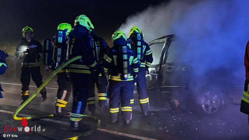 N-Feuerwehren-Erla-und-St-Valentin-l-schten-Fahrzeugbrand