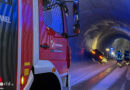 Oö: Pkw hängt auf der Höss-Bergstraße in Hinterstoder an der Tunnelwand