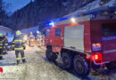 Stmk: Fahrzeugbergung auf winterlicher Fahrbahn bei Steinhaus am Semmering