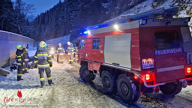 Stmk-Fahrzeugbergung-auf-winterlicher-Fahrbahn-bei-Steinhaus-am-Semmering