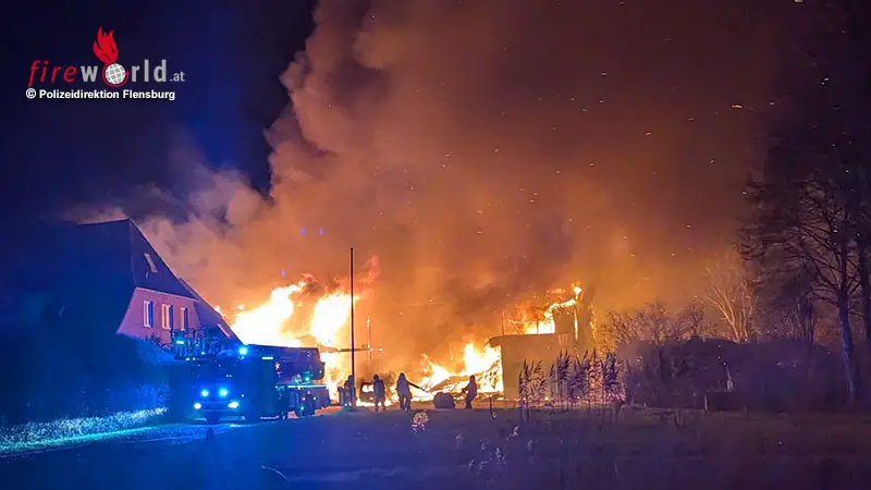 D-Wirtschaftstrakt-neben-Wohngeb-ude-in-Reu-enk-ge-in-Vollbrand