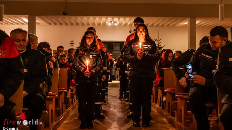 O-Friedenslicht-bergabe-2025-im-Bezirk-Braunau-2025-grenz-berschreitender-Funke-der-Mut-macht