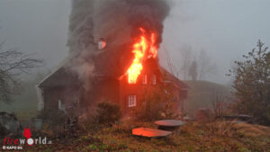 Schweiz: Feuer zerstrt Haus in Gams ? Bewohner (65) rettet sich