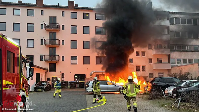 D-Vier-Fahrzeuge-brennen-vor-Wohngeb-ude-in-Bremerhaven
