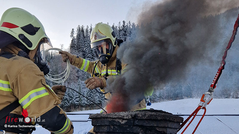 Sbg-Kaminbrand-am-D-rrnberg-in-Hallein-Funkenflug-aus-Kamin-am-Weihnachtstag