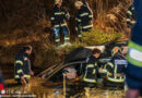 Oö: Auto landet bei Unfall in Helfenberg in Teich → zwei Verletzte (38, 39)