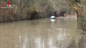 D: Wasserrohrbruch in Dortmund ? Pkw blieb im Wasser stecken