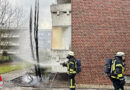 D: Brennender Baum an Mehrfamilienhaus löst Feuerwehreinsatz aus