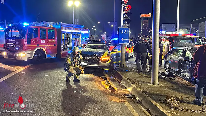 D-Drei-Fahrzeuge-darunter-Streifenwagen-der-Polizei-kollidierten-auf-der-Kreuzung-in-Weinheim