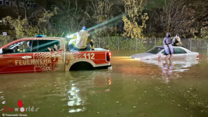 IMG_7201 D: Überflutete Senke stoppt Limousine ? Feuerwehr am Hafenstadion in Essen im Einsatz