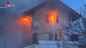 Schweiz: Feuer in Wohnhaus in Val-de-Travers: Frau bewusstlos gerettet, 2 Hunde tot geborgen