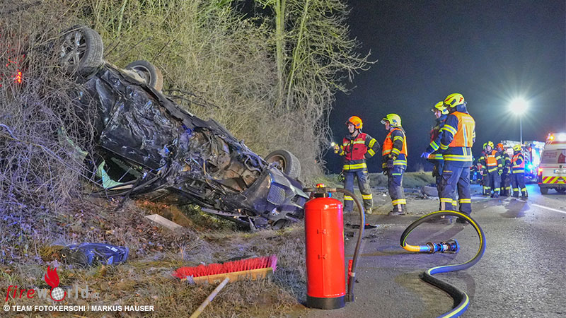 O-Pkw-Unfall-mit-mehreren-Verletzten-und-Dachlandung-in-Marchtrenk