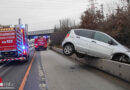 Oö: Auto hing nach Unfall auf Welser Autobahn bei Marchtrenk auf der Leitwand