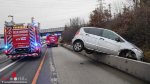 O: Auto hing nach Unfall auf Welser Autobahn bei Marchtrenk auf der Leitwand