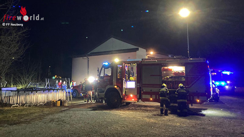 Stmk-N-chtlicher-Personenrettungseinsatz-am-Ufer-der-M-rz-in-Neuberg