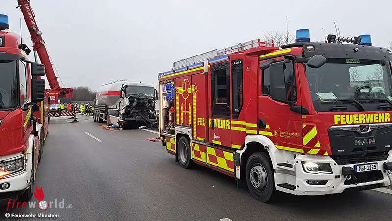 Bayern-Rund-100-Kr-fte-bei-Unfall-mit-zwei-Lastw-gen-auf-A-99-bei-M-nchen-im-Einsatz