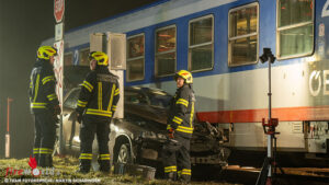 Niederwaldkirchen_Zug1 Oö: Auto in Niederwaldkirchen von Zug erfasst