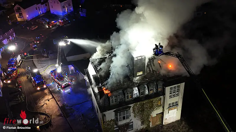 D-Feuer-zerst-rt-Dachstuhl-des-ehemaligen-Krankenhauses-in-Olsberg