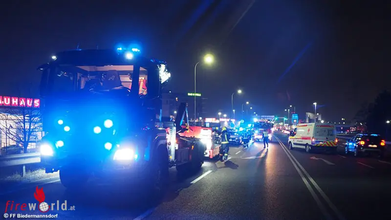 N-Vier-Verletzte-und-Fahrzeugbergung-nach-Auffahrunfall-in-Biedermannsdorf