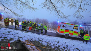 Bayern: Mann beim Eiskratzen in Hanglage vom eigenen Auto berrollt und eingeklemmt