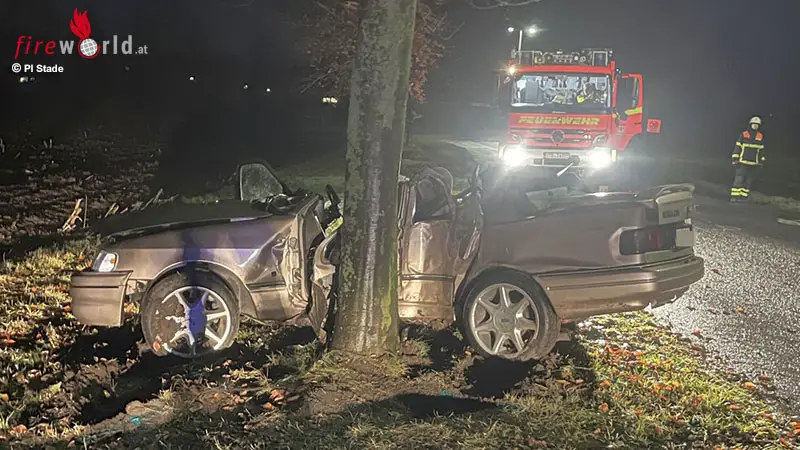D-Beim-Beschleunigen-seitlich-gegen-Baum-geprallt-zwei-lebensgef-hrlich-Verletzte-bei-Stade