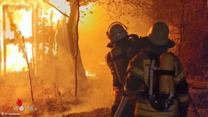 SudheideSchippe1 D: Gartenschuppen brennt in Südheide in voller Ausdehnung